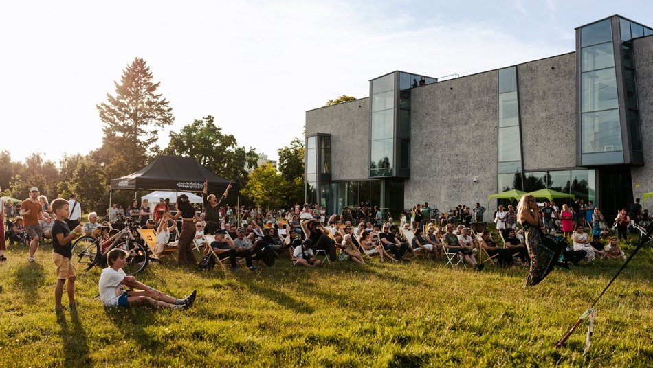Łódź. Piknik śniadaniowy i kinoteatr w parku Ocalałych w Łodzi