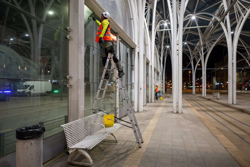 Stajnia Jednorożców w Łodzi wymyta na błysk! Zobacz te prace na wysokościach