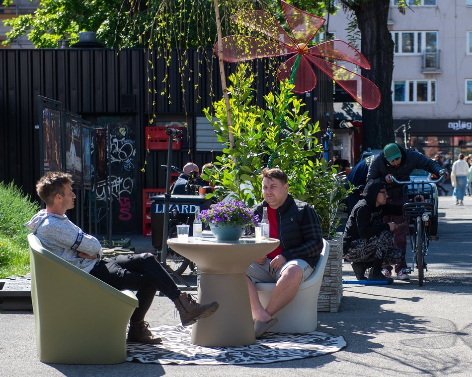 Łódź. Tłumy łodzian w ogródkach na Piotrkowskiej. Tam już czuć majówkę! [ZDJĘCIA]