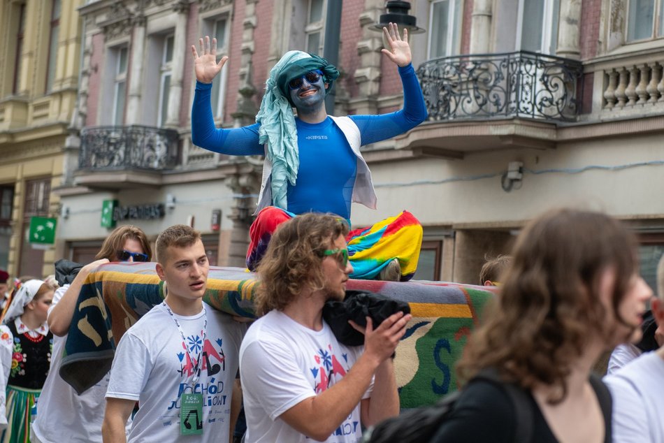 Łódź. Juwenalia 2025 w Łodzi. Kolorowy pochód studentów przeszedł Piotrkowską!