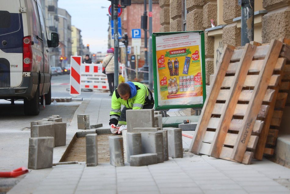 Remont Struga dobiega końca. Jest już asfalt, kiedy skończą chodniki?