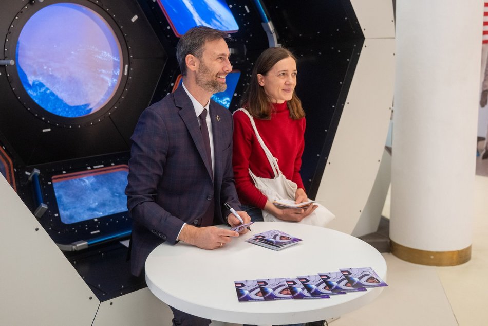 Łódź. Sławosz Uznański-Wiśniewski w EC1 Łódź. Tłumy łodzian na spotkaniu z astronautą