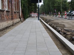 Łódź. Remont Tymienieckiego nie zwalnia tempa. Jest już nowy chodnik, będzie równa nawierzchnia