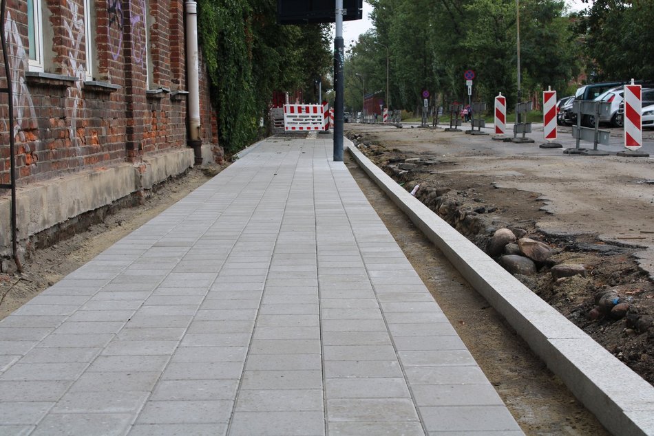 Łódź. Remont Tymienieckiego nie zwalnia tempa. Jest już nowy chodnik, będzie równa nawierzchnia
