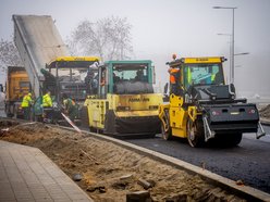 Łódź. Drogowcy układają nową nawierzchnię na Śmigłego-Rydza