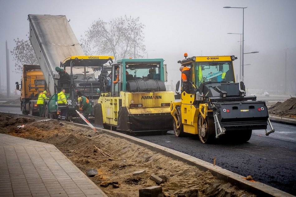 Łódź. Drogowcy układają nową nawierzchnię na Śmigłego-Rydza