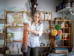 Monika Koprowska z Łodzi. Łączy w swojej pracy miłość do rękodzieła, natury, miasta i ludzi