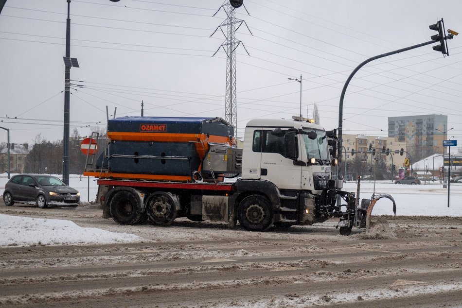 Zima w Łodzi nie odpuszcza. Drogowcy pracowali w nocy, by zapobiec gołoledzi!