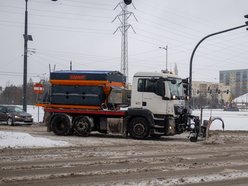 Zima w Łodzi nie odpuszcza. Drogowcy pracowali w nocy, by zapobiec gołoledzi!