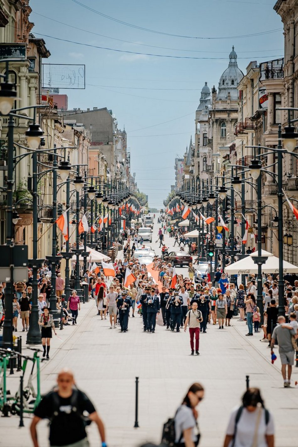 Parada z flagą Polski w Łodzi