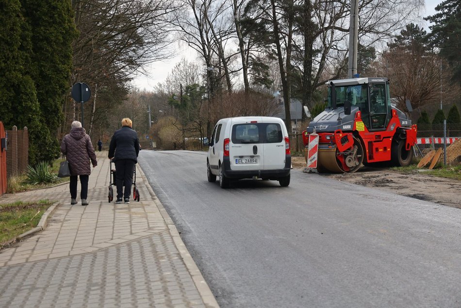 OSP Łagiewniki z nowym wozem strażackim i drogą prowadzącą do jednostki