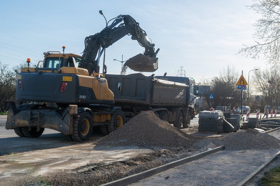 Łódź. Remont Bartoka w Łodzi. Jest już pierwsza warstwa jezdni, trwa budowa parkingów i chodników