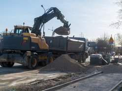Łódź. Remont Bartoka w Łodzi. Jest już pierwsza warstwa jezdni, trwa budowa parkingów i chodników