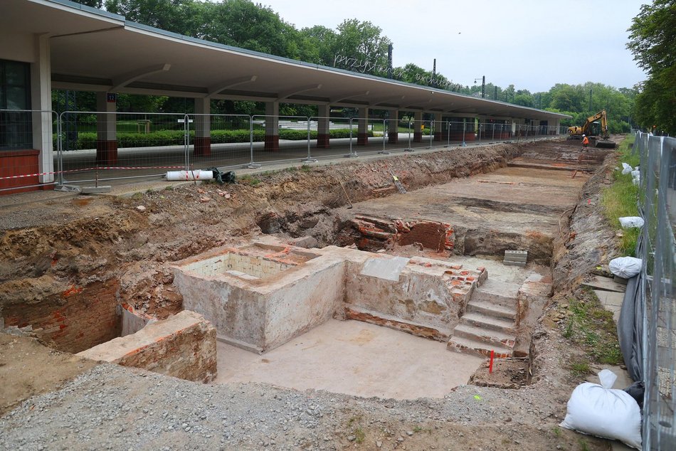 Łódź. Odkryto fundamenty Starego Miasta! Niezwykłe znalezisko podczas remontu krańcówki MPK Łódź