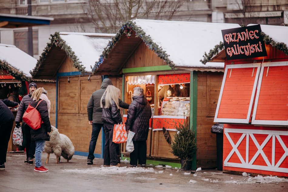 Mikołajki na Jarmarku Bożonarodzeniowym w Łodzi. Kolędowanie, potańcówka i koncert