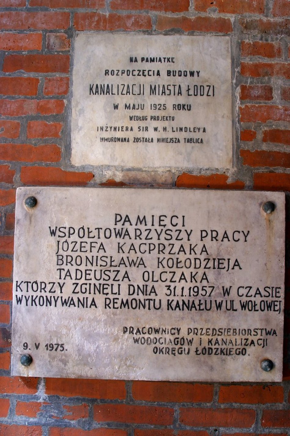 Łódź. Tablice pamiątkowe w kanale Gwiazda