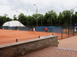 Łódź. Budowa nowoczesnego kortu tenisowego w Łodzi. Tybuny i podwieszany taras w Parku Poniatowskiego