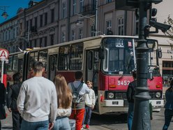 Łódź. Łódzkie Linie Turystyczne przyciągają tłumy. Kultowe pojazdy MPK Łódź znów hitem podróżnych!