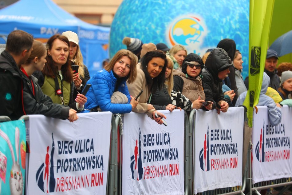 Mini Bieg Ulicą Piotrkowską w Łodzi w deszczu. To nie zepsuło jednak imprezy