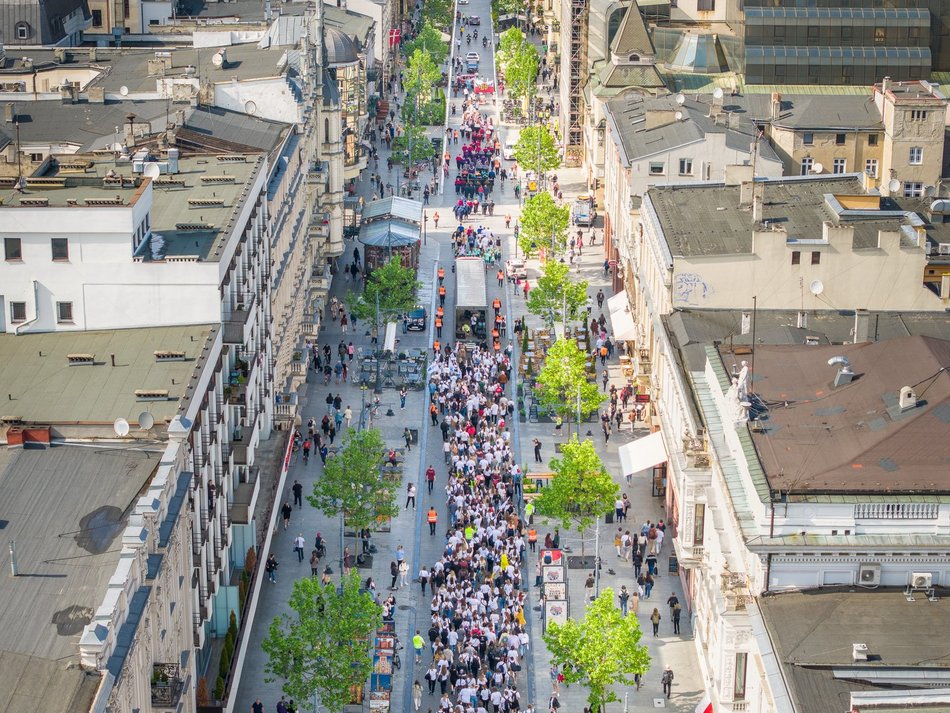 Łódź. Juwenalia 2025 w Łodzi. Kolorowy pochód studentów przeszedł Piotrkowską!