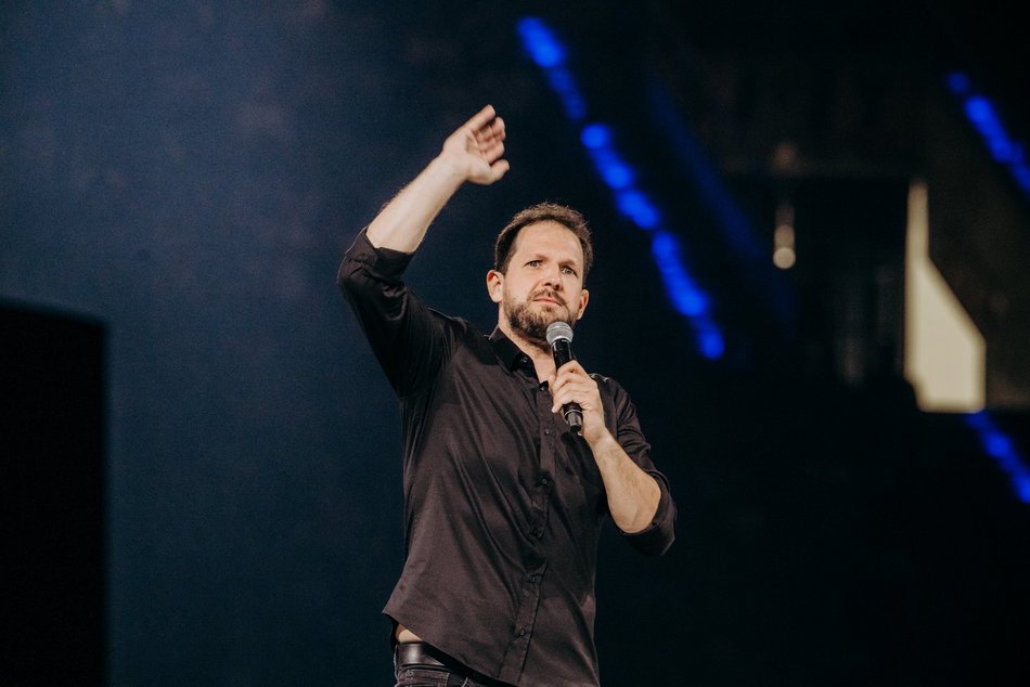 Rafał Pacześ wystąpił w Atlas Arenie. Salwy śmiechu wywołał program „Prokura Tour’a”