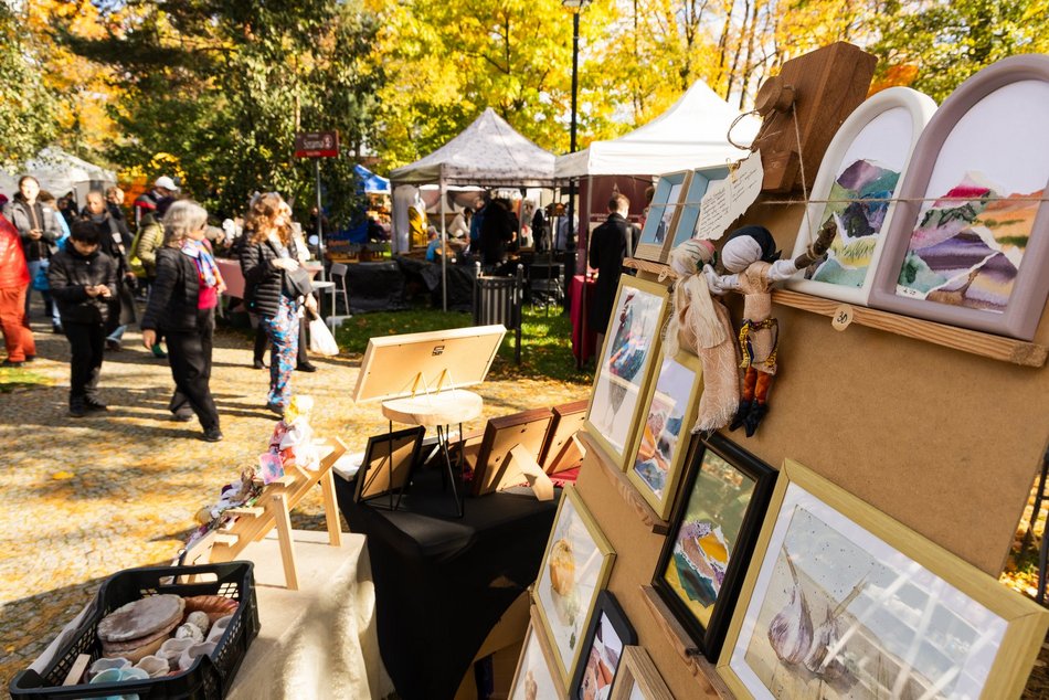 Łódź. Targ Staroci na Księżym Młynie w Łodzi. Rękodzieła, biżuteria, winyle i wiele więcej