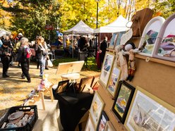 Łódź. Targ Staroci na Księżym Młynie w Łodzi. Rękodzieła, biżuteria, winyle i wiele więcej
