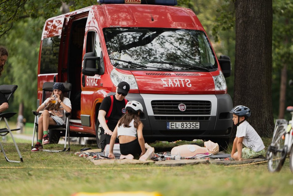 Chill na pikniku w Arturówku z okazji 602. Urodzin Łodzi. Alpaki, dmuchańce i bańki mydlane