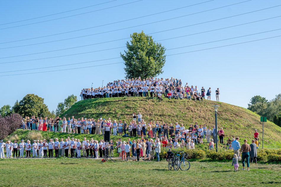 Wielkie wspólne śpiewanie "Prząśniczki" w parku Ocalałych