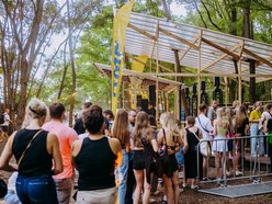 Ukryta w lesie. To wyjątkowa scena na Łódź Summer Festival 2025