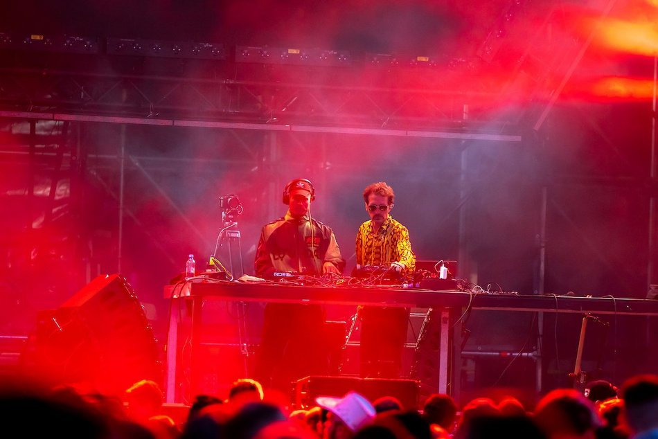 Łódź. Audioriver 2025 w Łodzi. Roztańczony tłum na pierwszym dniu festiwalu