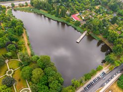 Łódź. Rewolucja przy Przędzalnianej w Łodzi. Zielona plaża, plac zabaw i pętla biegowa nad Jasieniem