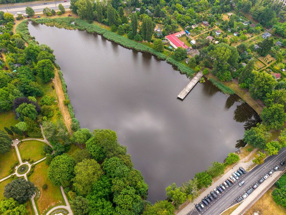 Łódź. Rewolucja przy Przędzalnianej w Łodzi. Zielona plaża, plac zabaw i pętla biegowa nad Jasieniem