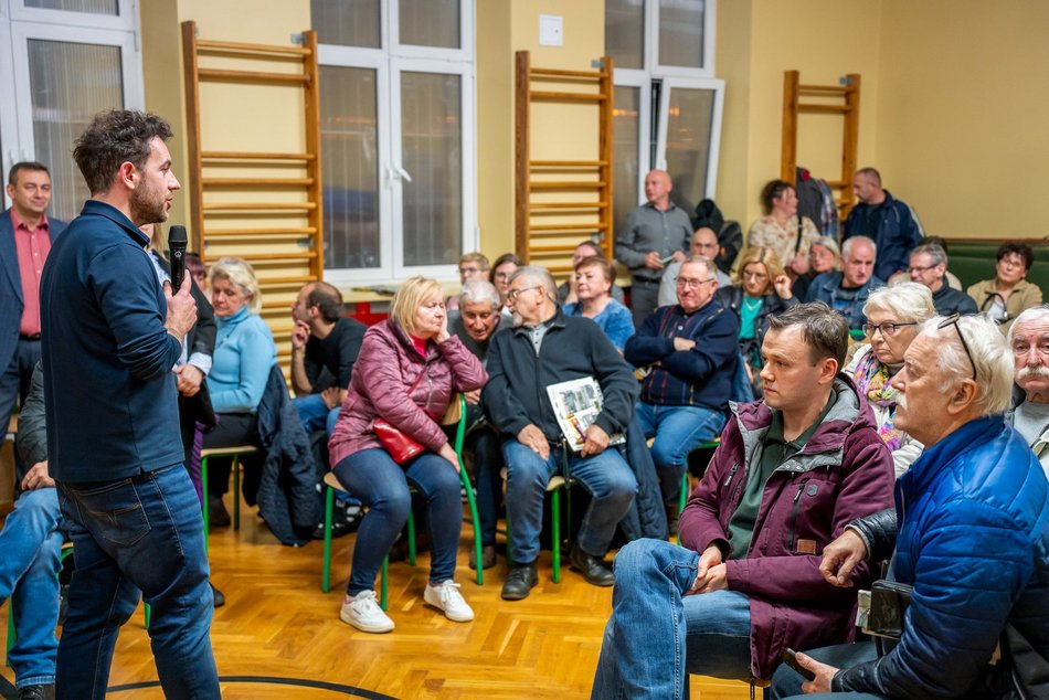 Łódź. Spotkanie o remontach dróg na Chojnach i Dąbrowie. Po raz kolejny wysoka frekwencja