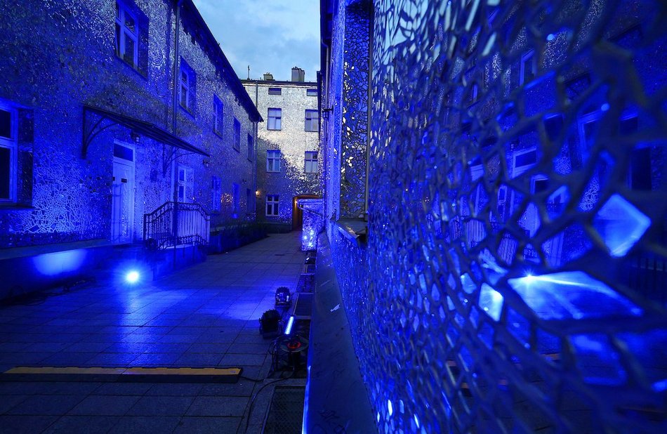 Łódź. Pasaż Róży w Łodzi cały na niebiesko! Łodzianie wspierają lot Sławosza Uznańskiego-Wiśniewskiego