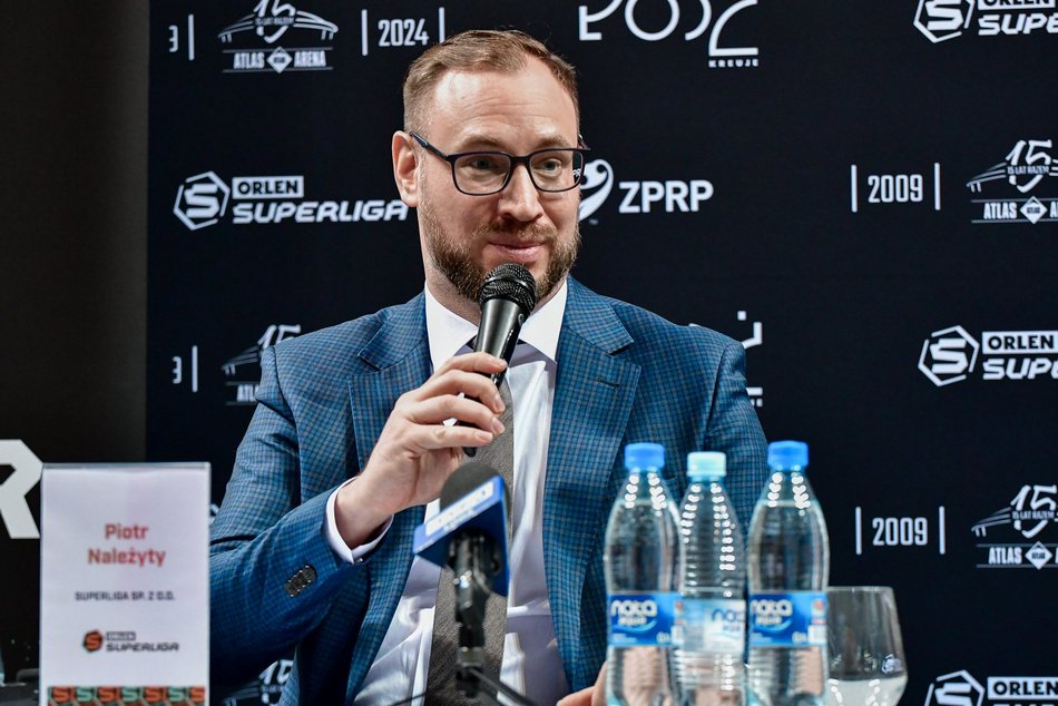 męzczyzna podczas konferencji prasowej