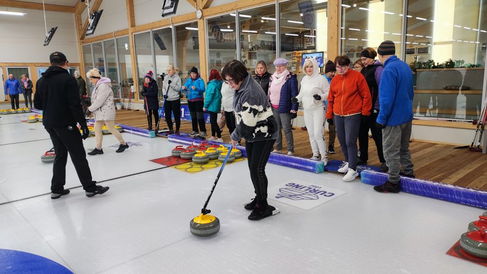 Curling - łódzcy seniorzy na lodzie