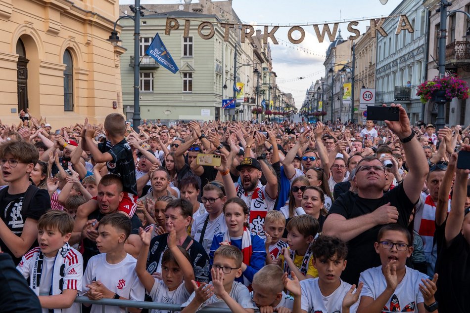 ŁKS Łódź zaprezentował skład na placu Wolności! Byłeś/aś tam? Odszukaj się w galerii