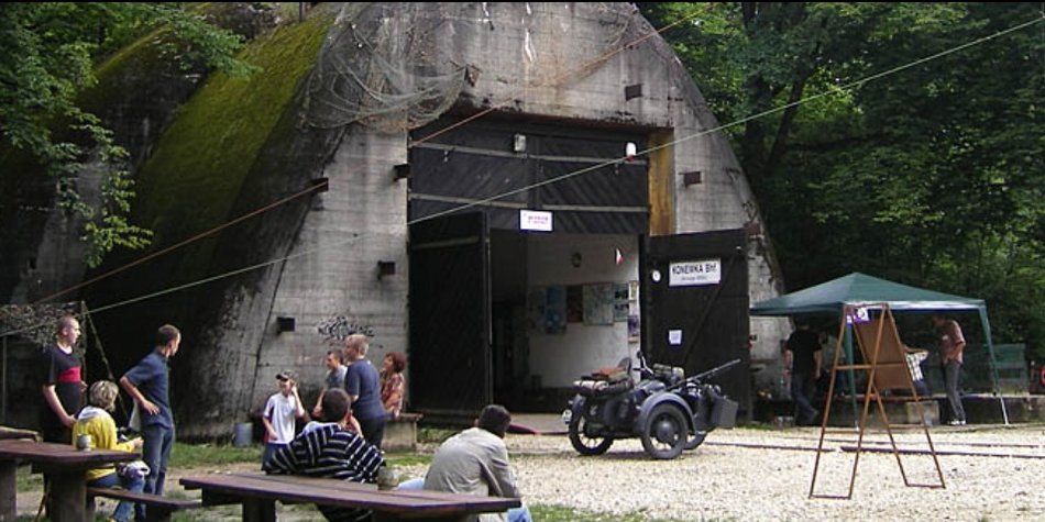 Łódź. TOP 16 atrakcji Spały i okolic. Spływ Pilicą, Niebieskie Źródła, zamek w Inowłodzu