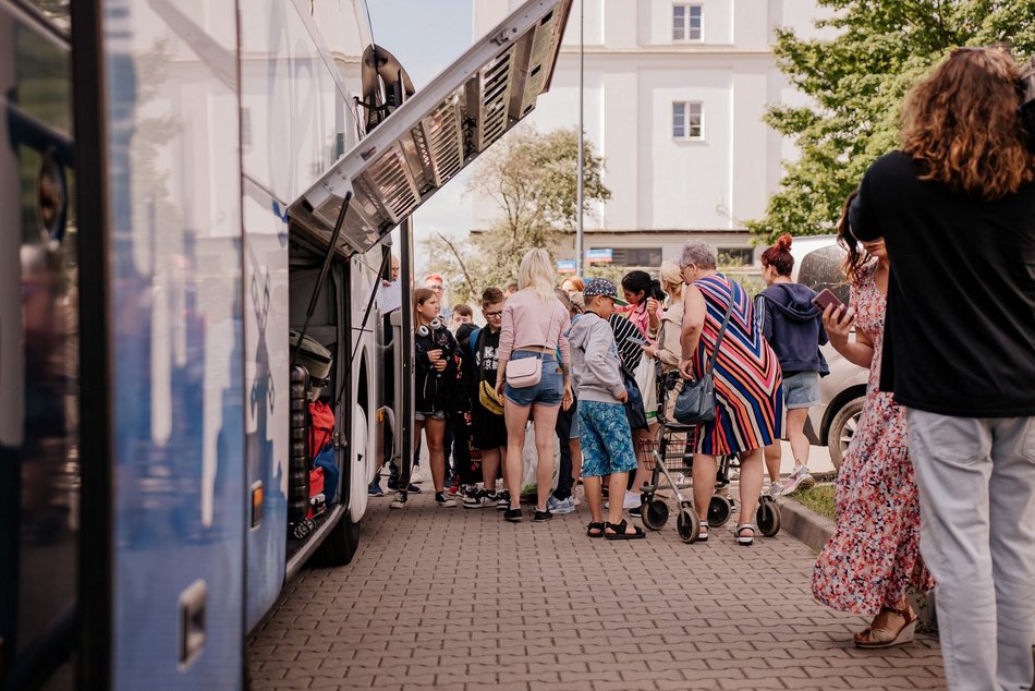 Dzieci z Łodzi wyjechały na kolonie do Grotnik. Pierwszy turnus rozpoczęty!