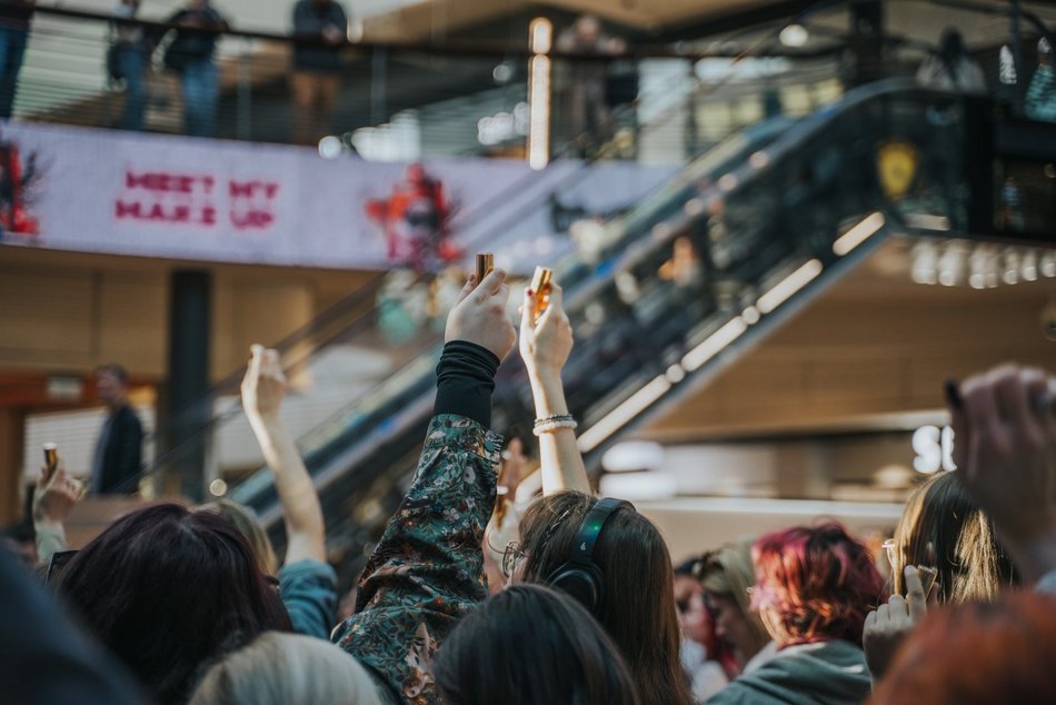 Łódź. Rekord malowania ust w Manufakturze w Łodzi pobity! Byłaś? Znajdź się na zdjęciach!