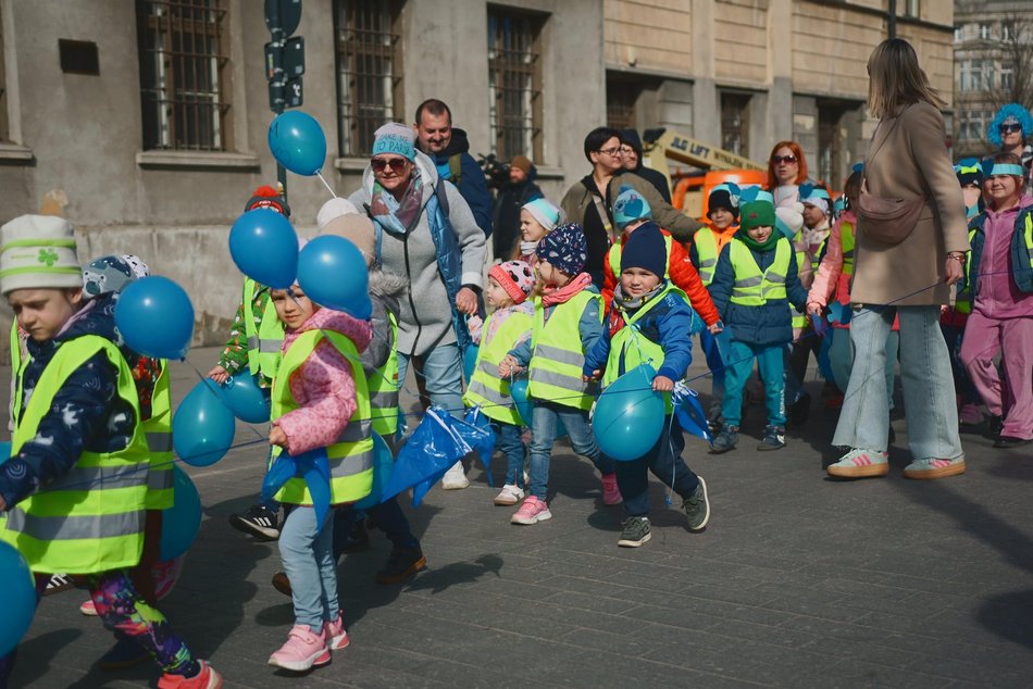 Łódź. Światowy Dzień Autyzmu. Przedszkolaki przemaszerowały Piotrkowską!