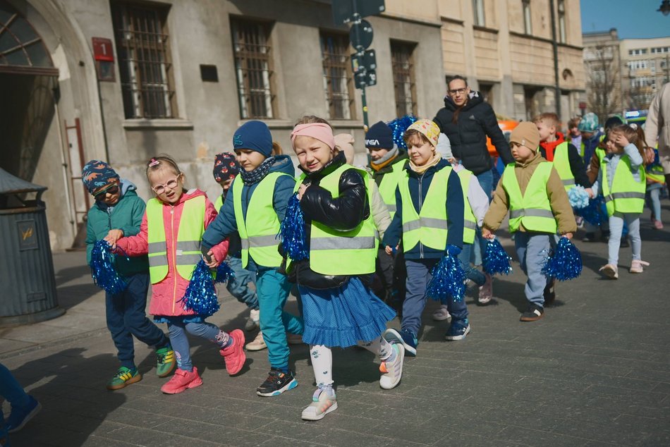 Łódź. Światowy Dzień Autyzmu. Przedszkolaki przemaszerowały Piotrkowską!