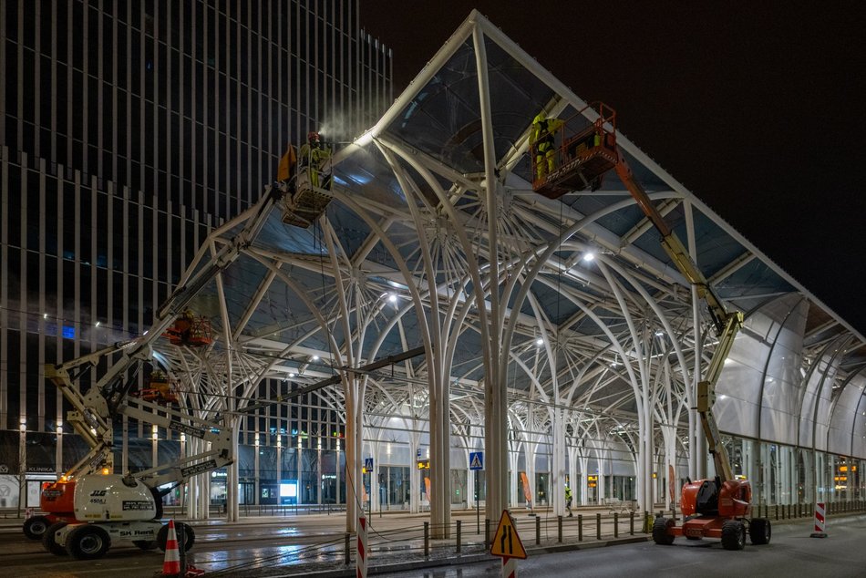 Wielkie sprzątanie Stajni Jednorożców. Przystanek umyty po sam dach!