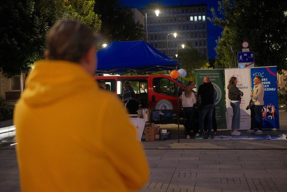Łódź. Namiot Pełen Wsparcia w pasażu Schillera w Łodzi. Specjaliści pomogą potrzebującym