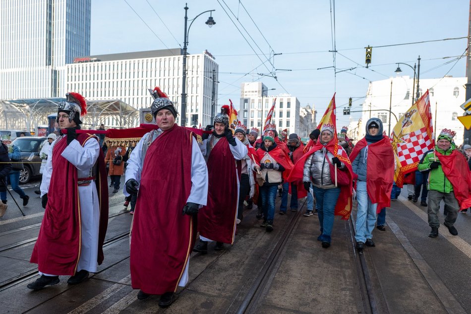 Łódź. Orszak Trzech Króli przeszedł ulicami Łodzi. Radosny pochód przyciągnął tłumy