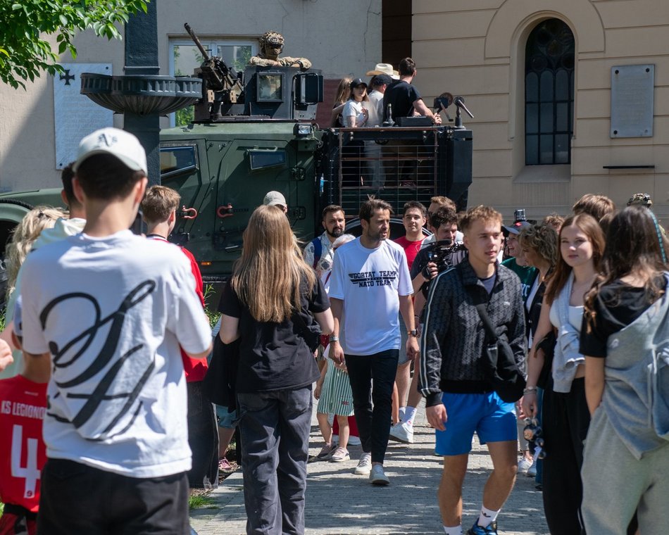 Wielka parada przed meczem Gortat Team vs NATO. Celebryci, żołnierze i sprzęt wojskowy