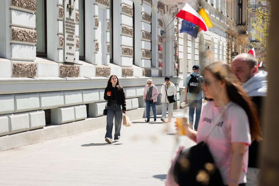 Łódź. Majówka na Piotrkowskiej w Łodzi. Tłumy spacerowiczów od rana do wieczora!