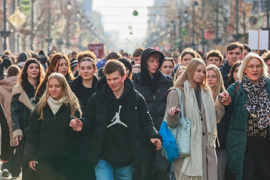Łódź. Polonez dla Łodzi. Tłumy maturzystów zatańczyły na Piotrkowskiej. Razem z nimi łodzianie!