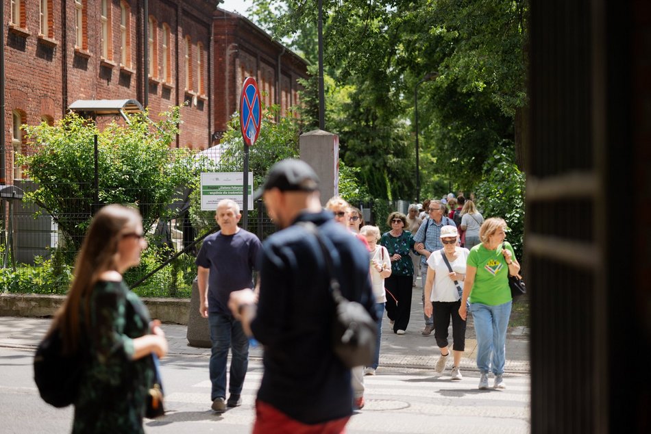 Łódź. Spacerowicze na Księżym Młynie i w Parku Źródliska w Łodzi. Recepta na udany weekend